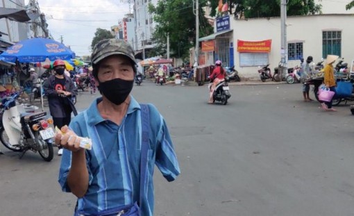 Nhiều tổ chức, cá nhân giúp đỡ người bán vé số dạo bị ảnh hưởng bởi Covid-19