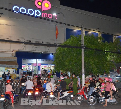 Bạc Liêu: Người dân đổ xô đi mua hàng hóa về tích trữ