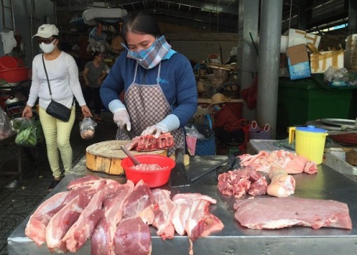 Giá bán lẻ vẫn ở mức cao, dù lợn hơi đã giảm còn 70.000 đồng/kg
