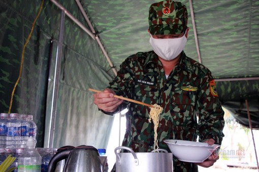 Những người lính bộ đội biên phòng ăn mì gói, ngủ võng ngăn dịch