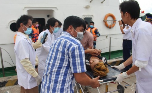 Kiên Giang cứu nạn thành công 5 ngư dân bị ngạt khí trên tàu cá