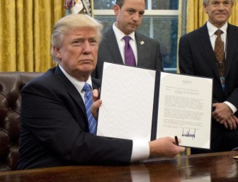 Tổng thống Donald Trump ra lệnh cấm xuất khẩu thiết bị y tế