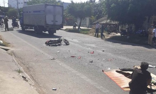Bạc Liêu: Va chạm với xe tải, nam thanh niên tử vong tại chỗ