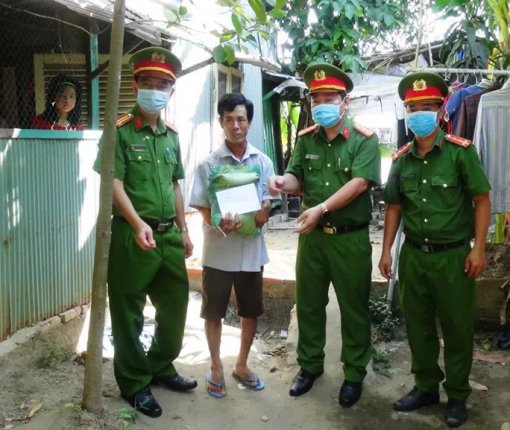 Đồng Tháp và Bạc Liêu: Gõ cửa từng nhà tặng quà cho người bán vé số