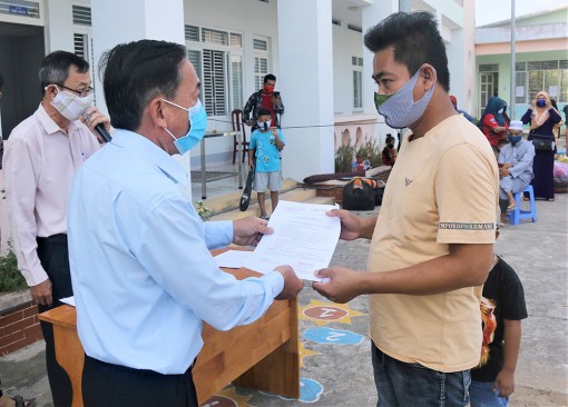 An Giang: Trao giấy chứng nhận cho 108 công dân hoàn thành cách ly y tế tập trung