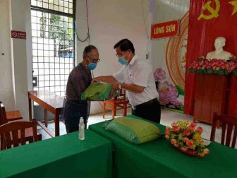 Tân Châu hỗ trợ 1.269 phần quà cho người bán vé số