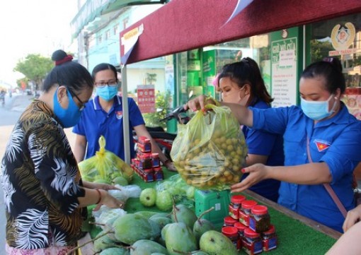 Ra mắt quầy trái cây "giải cứu nông sản"