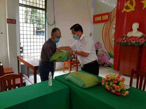 Tân Châu hỗ trợ 1.269 phần quà cho người bán vé số
