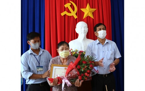 Nhiều cụ bà neo đơn Cà Mau ủng hộ tiền chống dịch Covid-19