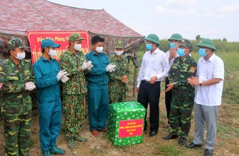 Phó Chủ tịch UBND tỉnh An Giang Lê Văn Phước thăm Đồn Biên phòng Vĩnh Nguơn