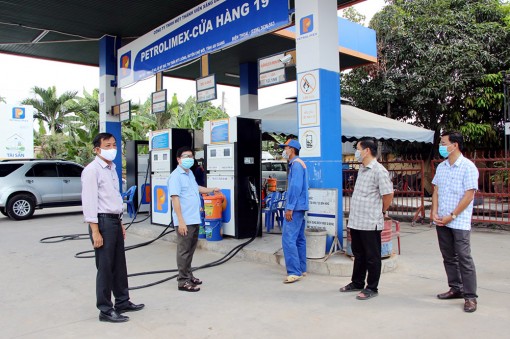 Chợ Mới kiểm tra tình hình mua bán hàng hóa và đảm bảo việc cung ứng xăng, dầu