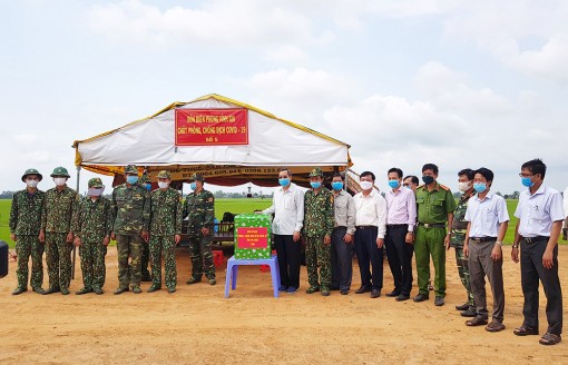 Phó Chủ tịch UBND tỉnh An Giang Lê Văn Nưng thăm các chốt biên phòng