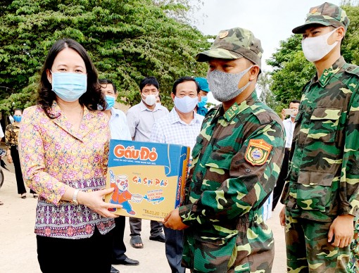 Bí thư Tỉnh ủy An Giang Võ Thị Ánh Xuân thăm, động viên lực lượng làm nhiệm vụ phòng, chống dịch bệnh Covid-19 trên tuyến biên giới An Phú