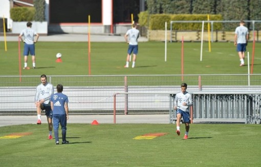 Cầu thủ Bayern Munich 'giãn cách xã hội' khi trở lại tập luyện