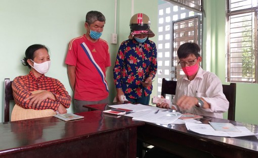 Bến Tre: Các địa phương trao tiền hỗ trợ cho người bán vé số lẻ