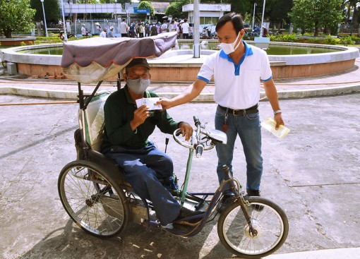 136 người bán vé số dạo trên địa bàn huyện Châu Phú được nhận hỗ trợ
