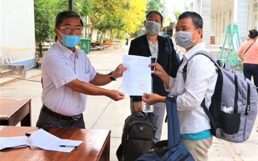 Châu Đốc:
Tiếp tục trao chứng nhận hoàn thành cách ly tập trung cho các công dân
