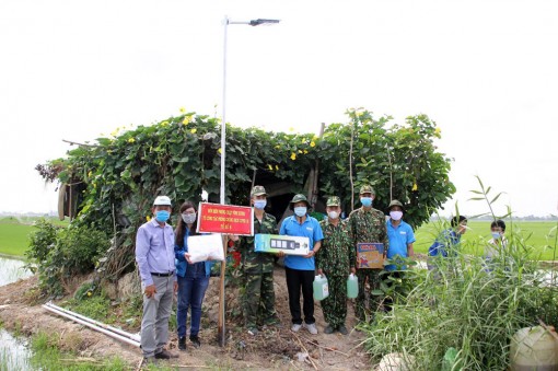 Tỉnh đoàn An Giang: Tặng đèn năng lượng mặt trời các chốt kiểm soát dịch bệnh Covid-19 trên tuyến biên giới
