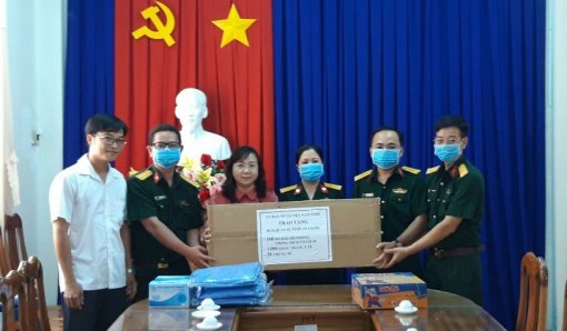 Trao tặng đồ bảo hộ phòng, chống dịch Covid-19 cho Bộ Chỉ huy Quân sự tỉnh An Giang
