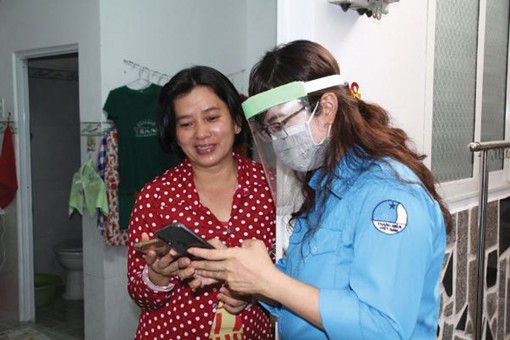 Gõ từng nhà hỗ trợ khai báo y tế