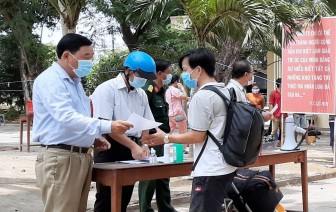 Phú Tân trao chứng nhận hoàn thành cách ly tập trung cho 107 công dân