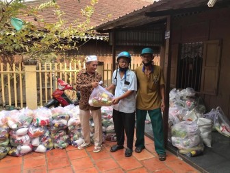 Ban Đại diện Cộng đồng Hồi giáo tỉnh An Giang tặng 588 phần quà cho hộ nghèo người Chăm