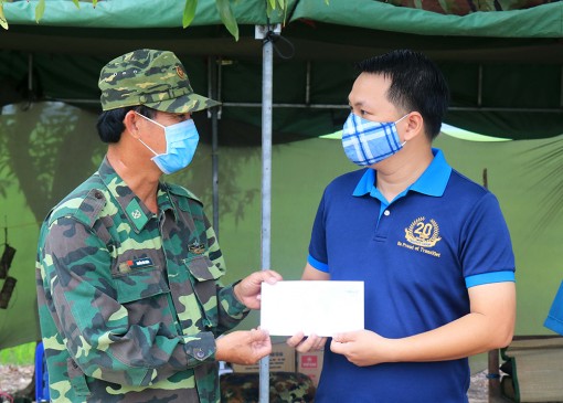 Nhiều phần quà gửi đến các chốt biên phòng