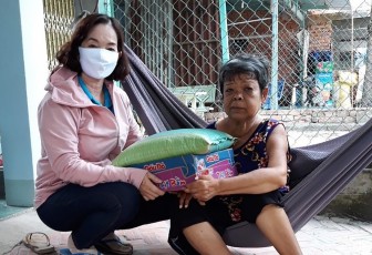 Phú Tân tiếp nhận 1,2 tỷ đồng ủng hộ phòng, chống dịch bệnh Covid-19