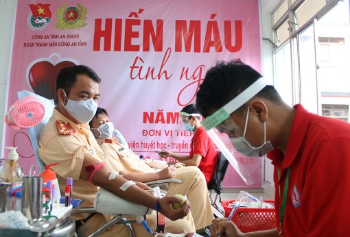 Công an An Giang với “Hành trình giọt máu nghĩa tình” năm 2020