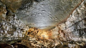 Kinh ngạc phát hiện dấu chân khủng long trên nóc hang động