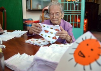 97 tuổi, Mẹ Việt Nam Anh hùng vẫn may khẩu trang tặng người nghèo chống dịch COVID-19