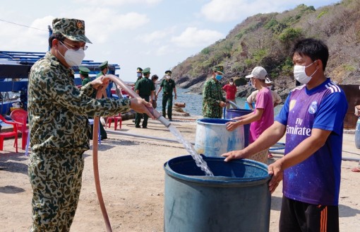 Thăm hỏi, động viên quân và dân phòng chống dịch trên đảo Hòn Chuối
