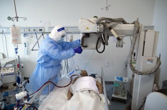 Trung Quốc đại lục ghi nhận hơn 100 ca nhiễm SARS-CoV-2 mới
