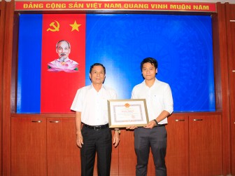 UBND TP. Long Xuyên trao bằng khen UBND tỉnh cho doanh nghiệp hỗ trợ kinh phí phòng, chống dịch bệnh Covid-19