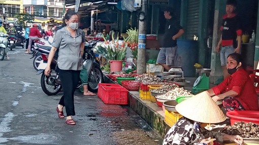 Tiền Giang:  Vẫn còn lơ là việc đeo khẩu trang ở các chợ