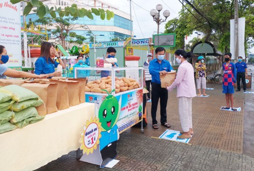 Bến Tre: “Tủ bánh mì yêu thương” tặng bánh mì và xúc xích miễn phí cho người dân