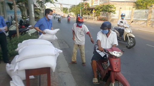 San sẻ khó khăn với người bán vé số nghèo