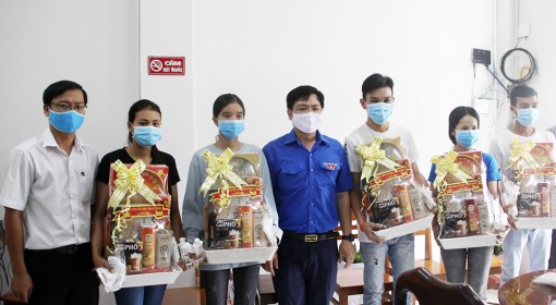 Thăm, tặng quà sinh viên Campuchia nhân dịp Tết Chol Chnam Thmay