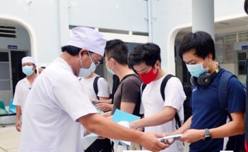 Bạc Liêu: Trao giấy chứng nhận hoàn thành thời gian cách ly y tế tập trung cho 9 trường hợp F1