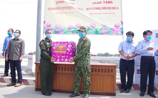 Đồng Tháp trao tặng vật tư y tế hỗ trợ tỉnh PrâyVeng chống dịch Covid-19