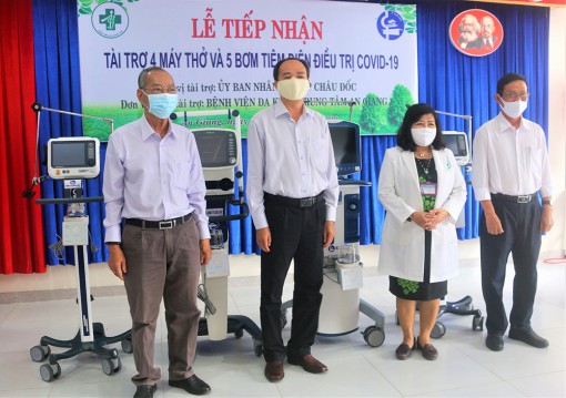 Bệnh viện Đa khoa trung tâm An Giang tiếp nhận 4 máy thở, 5 máy bơm tiêm điện điều trị dịch bệnh Covid-19