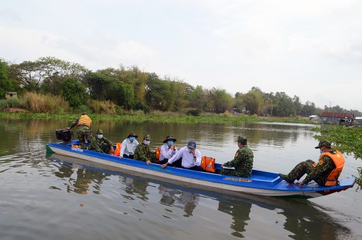 Phó Chủ tịch UBND tỉnh An Giang Lê Văn Nưng kiểm tra tình hình buôn lậu trên tuyến biên giới