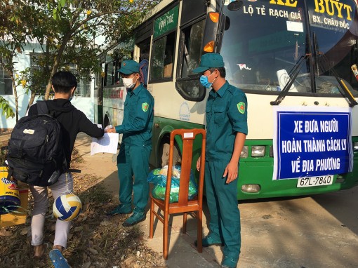 Trao giấy chứng nhận cho 99 công dân hoàn thành cách ly tập trung tại Chợ Mới