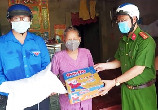 Công an huyện Phú Tân trao quà cho người nghèo