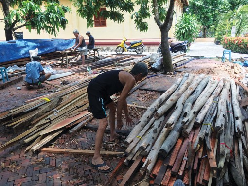 Những cụ già đi nhận nụ cười trong căn nhà mới