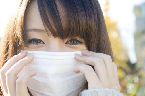 Đeo khẩu trang suốt ngày vì COVID-19, phụ nữ Hàn Quốc bỏ son môi, tích cực trang điểm mắt