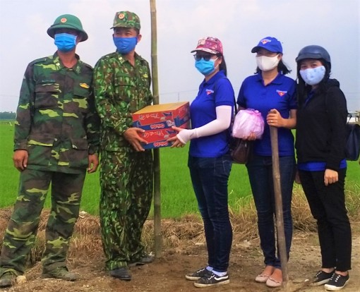 Thăm, tặng quà các chốt, tổ công tác phòng, chống dịch bệnh Covid-19 khu vực biên giới