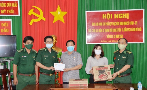 UBMTTQVN tỉnh thăm, tặng quà Đồn Biên phòng cửa khẩu cảng Mỹ Thới