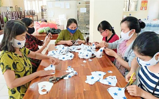 Phụ nữ Châu Ðốc chung tay phòng, chống dịch bệnh Covid-19