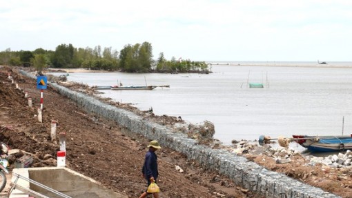 “Vá” đê biển Tây trước mùa mưa bão